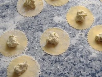 Rezept: Ravioli mit Käse-Mandelfüllung und Spinat-Schinken-Sauce Bild Nr. 2 Ravioli mit Käse-Mandelfüllung und Spinat-Schinken-Sauce - Rezept - Bild Nr. 2