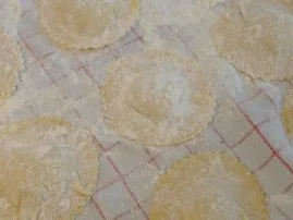 Rezept: Ravioli mit Käse-Mandelfüllung und Spinat-Schinken-Sauce Bild Nr. 3 Ravioli mit Käse-Mandelfüllung und Spinat-Schinken-Sauce - Rezept - Bild Nr. 3