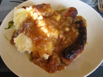 Bratwurst mit Zwiebel - Schinkensoße - Rezept