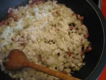 Bratwurst mit Zwiebel - Schinkensoße - Rezept - Bild Nr. 4