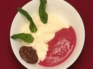 Rezept: Bayerische Creme an Himbeersorbet mit Blockmalzhippen (Elli Erl) Bild Nr. 9 Bayerische Creme an Himbeersorbet mit Blockmalzhippen (Elli Erl) - Rezept - Bild Nr. 9