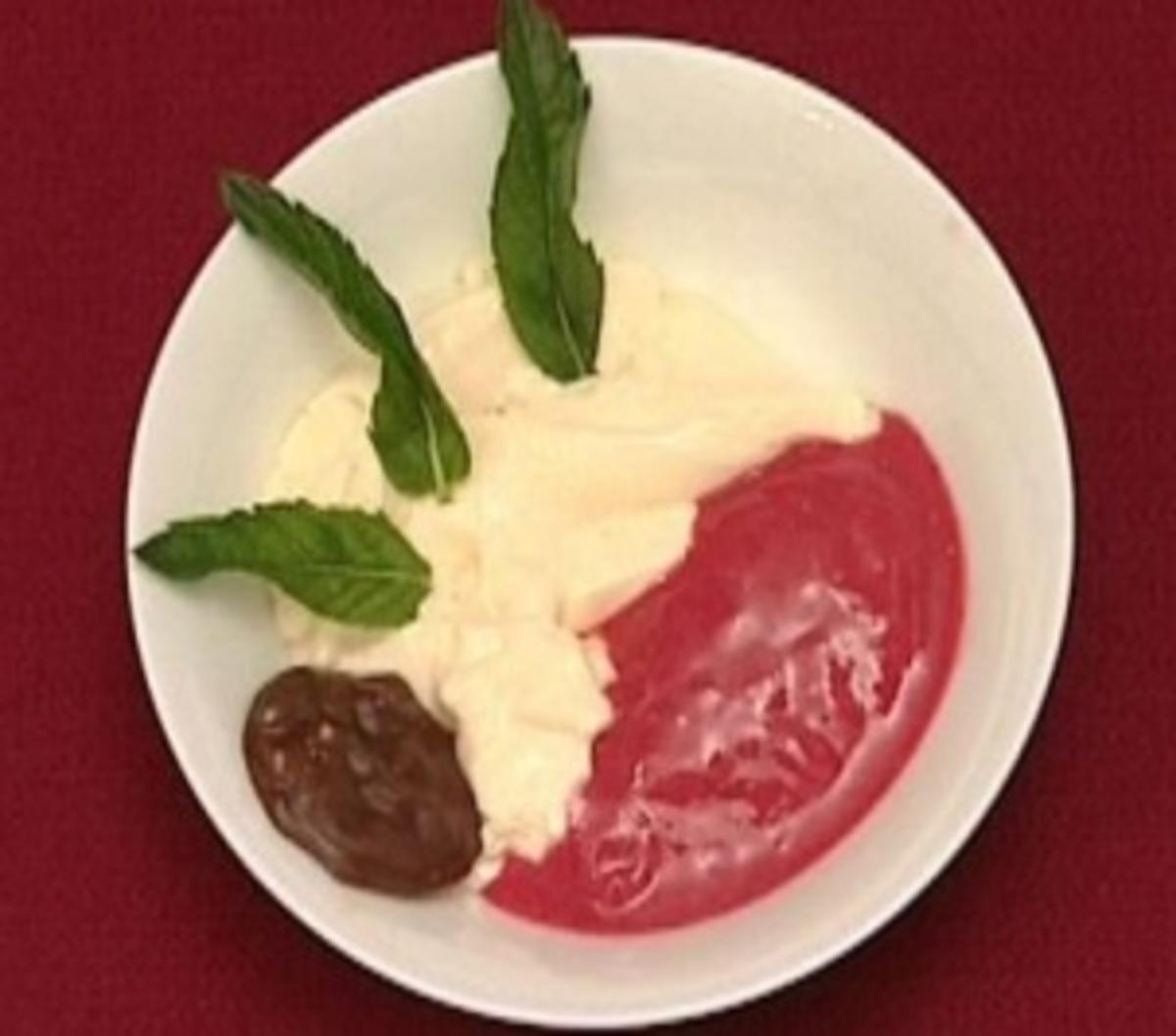 Bayerische Creme an Himbeersorbet mit Blockmalzhippen (Elli Erl ...