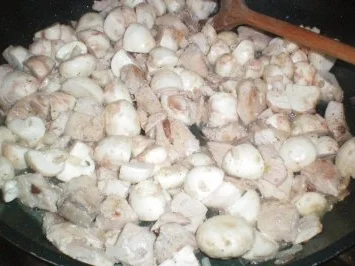 Rezept: Bandnudeln mit Lachs- Champinons- Soße Bild Nr. 2 Bandnudeln mit Lachs- Champinons- Soße - Rezept - Bild Nr. 2