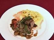 Rezept: Rinderfilet im Speckmantel mit Gnocchi und sautierten Pilzen (Mati Gavriel) Rinderfilet im Speckmantel mit Gnocchi und sautierten Pilzen (Mati Gavriel) - Rezept