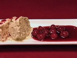 Rezept: Amaretti-Zimt-Parfait mit Kirschragout (Nadine & Michelle) Amaretti-Zimt-Parfait mit Kirschragout (Nadine & Michelle) - Rezept