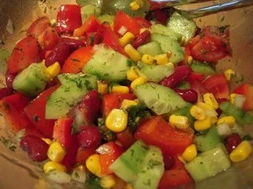 Bratkartoffeln mit Sülze und bunter Salatschüssel - Rezept