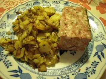Bratkartoffeln mit Sülze und bunter Salatschüssel - Rezept - Bild Nr. 6