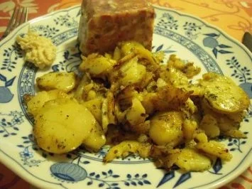 Bratkartoffeln mit Sülze und bunter Salatschüssel - Rezept - Bild Nr. 7