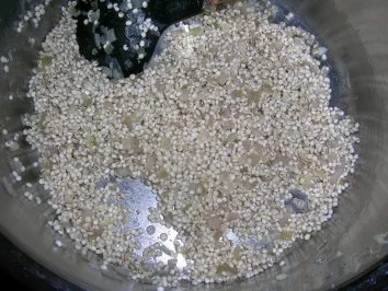 Rezept: Seeteufelfilet unter der Macadamiakruste mit Orangen-Safran-Perlgraupenrisotto Bild Nr. 9 Seeteufelfilet unter der Macadamiakruste mit Orangen-Safran-Perlgraupenrisotto - Rezept - Bild Nr. 9