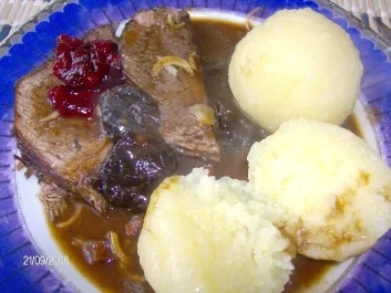 Rezept: Rinderbraten in Rotweinsoße an Klößen Rinderbraten in Rotweinsoße an Klößen - Rezept