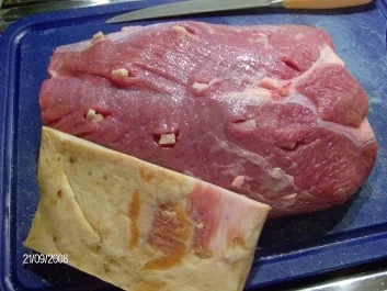 Rezept: Rinderbraten in Rotweinsoße an Klößen Rinderbraten in Rotweinsoße an Klößen - Rezept