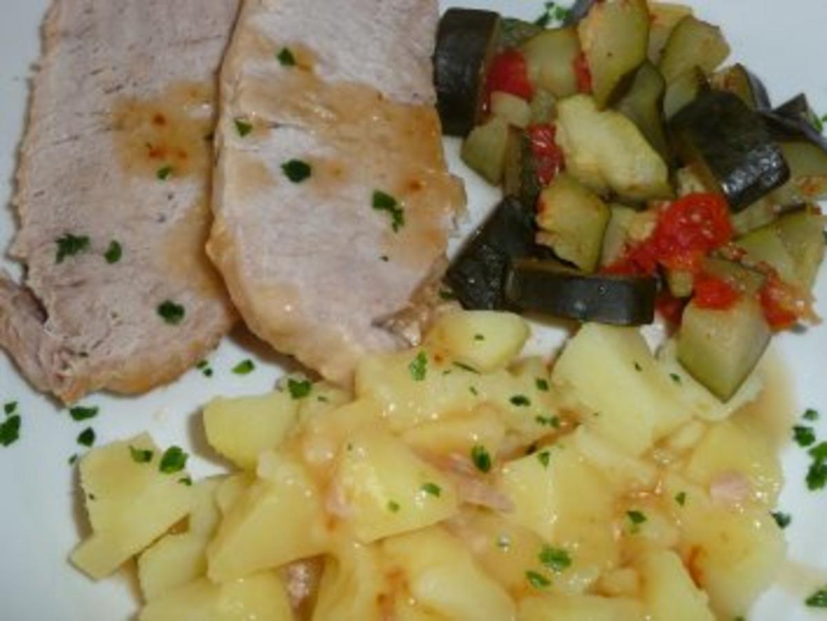 Bilder für Schweinelachsbraten.... .. mit Zucchinigemüse und Kartoffelwürfel - Rezept