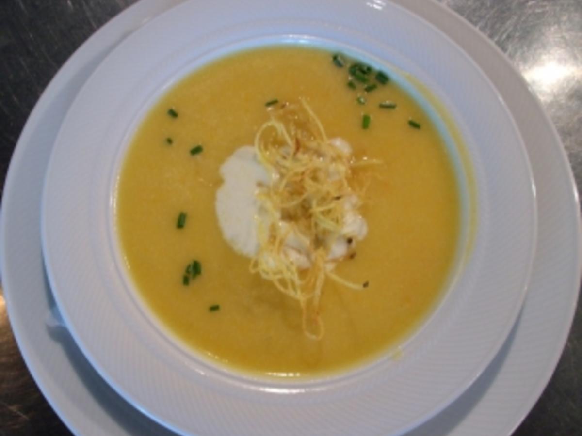 Kartoffelsuppe mit Strohkartoffel und Sahnemeerrettich - Rezept ...