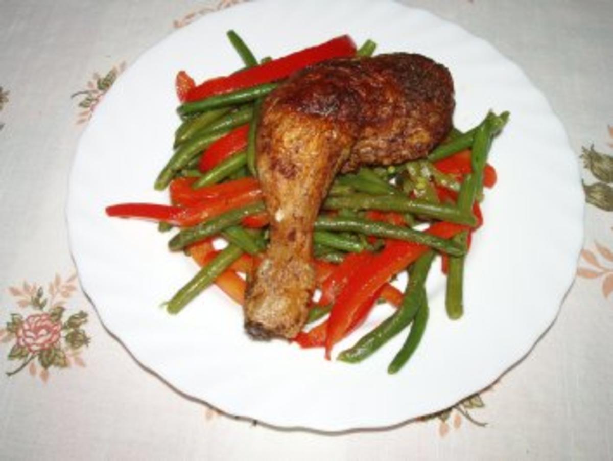 Knusprige Hähnchenkeulen auf      -- Paprika -- Bohnen Gemüse - Rezept