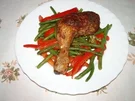 Knusprige Hähnchenkeulen auf      -- Paprika -- Bohnen Gemüse - Rezept