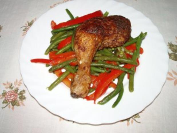Knusprige Hähnchenkeulen auf -- Paprika -- Bohnen Gemüse - Rezept ...