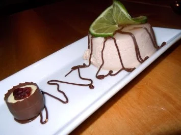 Panna Cotta mit Créme de Cassis und Schokoladensauce - Rezept