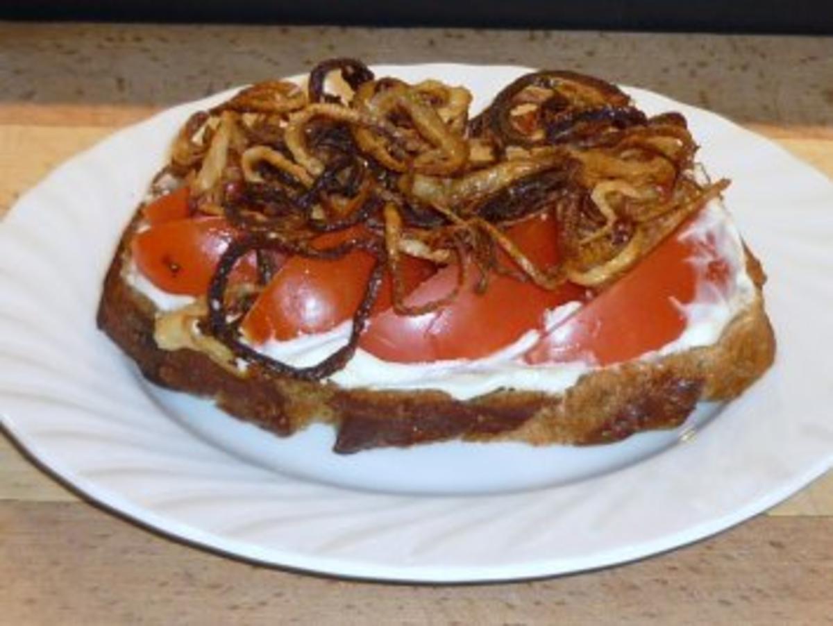 Smörebröd mit Tomate und Röstzwiebeln - Rezept