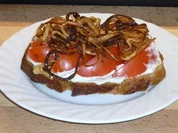 Smörebröd mit Tomate und Röstzwiebeln - Rezept
