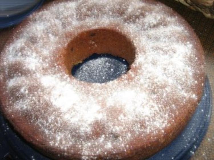 Marzipan-Rosinen-Kuchen mit Haselnüssen. - Rezept - kochbar.de