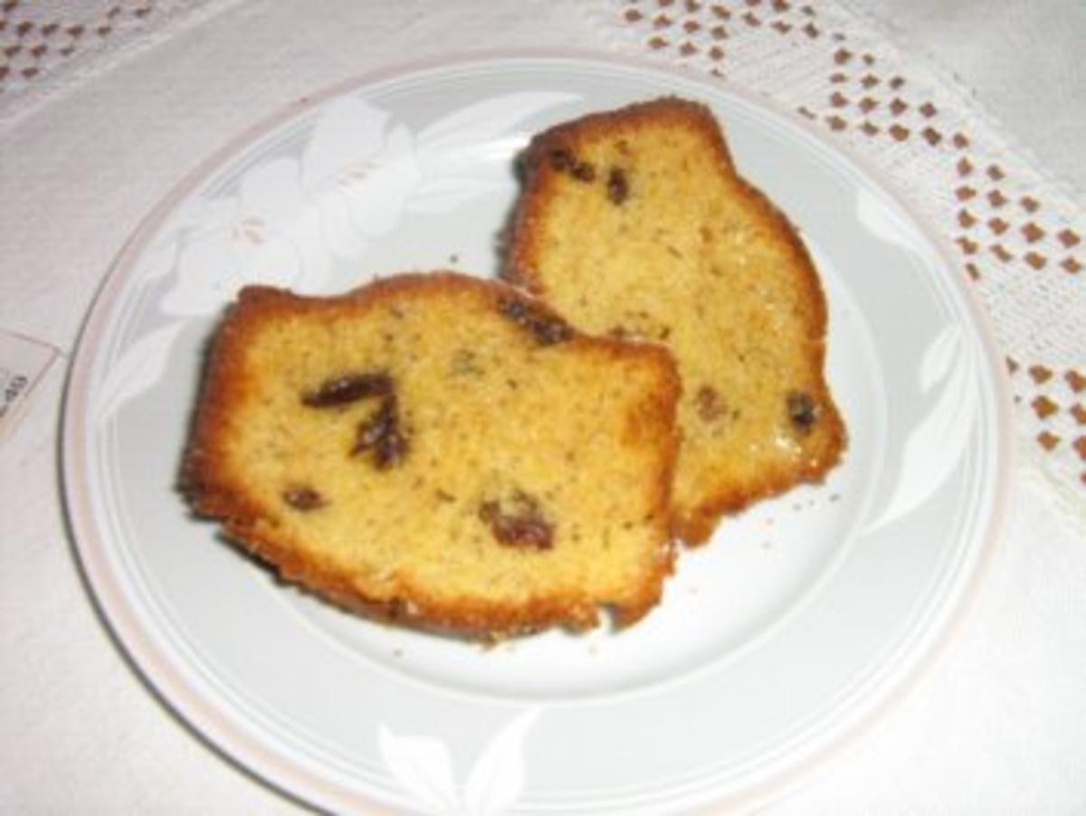 Marzipan-Rosinen-Kuchen mit Haselnüssen. - Rezept