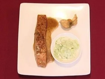 Rezept: Lachs auf karamellisierter Honigsojasoße an Gurkensalat (Frank Schmidt) Lachs auf karamellisierter Honigsojasoße an Gurkensalat (Frank Schmidt) - Rezept