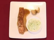 Lachs auf karamellisierter Honigsojasoße an Gurkensalat (Frank Schmidt) - Rezept