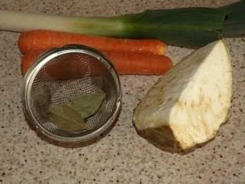 Rezept: Hühnerbrühe vom glücklichen Huhn Bild Nr. 3 Hühnerbrühe vom glücklichen Huhn - Rezept - Bild Nr. 3