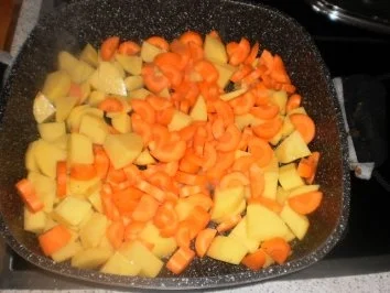 Rezept: Würstchen-Kartoffelgulasch Bild Nr. 5 Würstchen-Kartoffelgulasch - Rezept - Bild Nr. 5