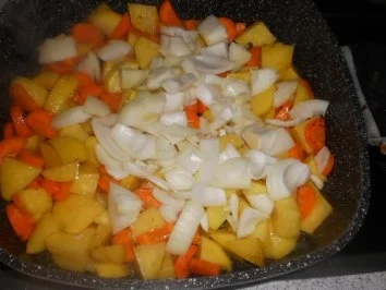 Rezept: Würstchen-Kartoffelgulasch Bild Nr. 6 Würstchen-Kartoffelgulasch - Rezept - Bild Nr. 6