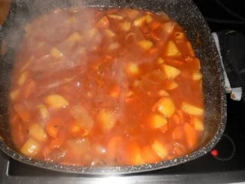 Rezept: Würstchen-Kartoffelgulasch Bild Nr. 10 Würstchen-Kartoffelgulasch - Rezept - Bild Nr. 10