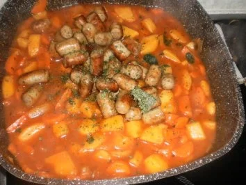 Rezept: Würstchen-Kartoffelgulasch Bild Nr. 11 Würstchen-Kartoffelgulasch - Rezept - Bild Nr. 11