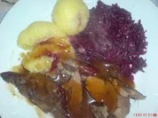 Wildschweinkeule mit Birnenrotkohl und Klöße gefüllt mit Preiselbeeren - Rezept