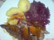 Wildschweinkeule mit Birnenrotkohl und Klöße gefüllt mit Preiselbeeren - Rezept