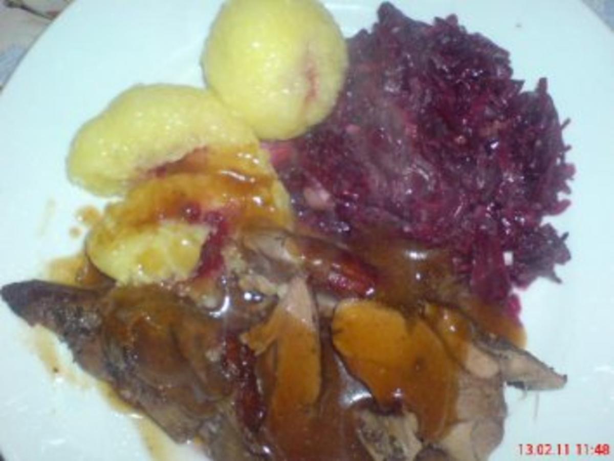 Wildschweinkeule mit Birnenrotkohl und Klöße gefüllt mit Preiselbeeren ...