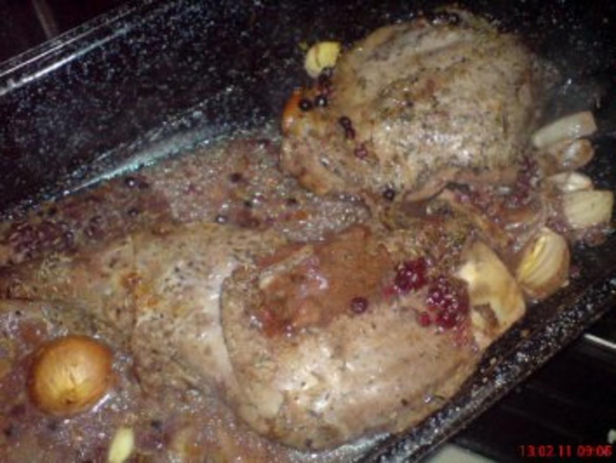 Wildschweinkeule mit Birnenrotkohl und Klöße gefüllt mit Preiselbeeren - Rezept - Bild Nr. 2