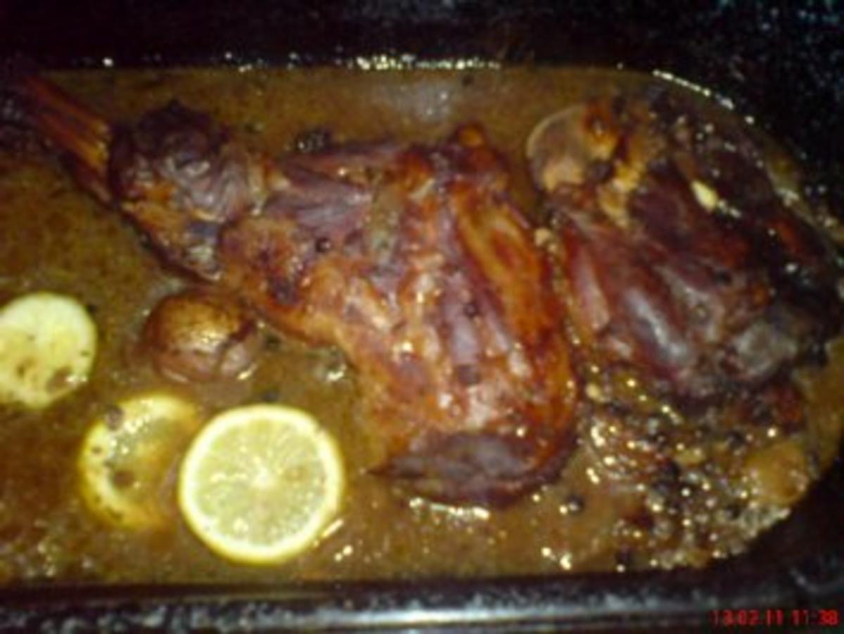 Wildschweinkeule mit Birnenrotkohl und Klöße gefüllt mit Preiselbeeren - Rezept - Bild Nr. 3