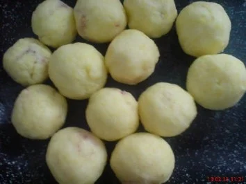 Wildschweinkeule mit Birnenrotkohl und Klöße gefüllt mit Preiselbeeren - Rezept - Bild Nr. 4