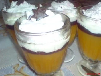 DESSERT  - Punikagelee mit Sahnehaupe - Rezept