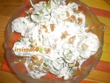 Rezept: Feldsalat mit Schmanddressing und gehackten Walnüssen Feldsalat mit Schmanddressing und gehackten Walnüssen - Rezept