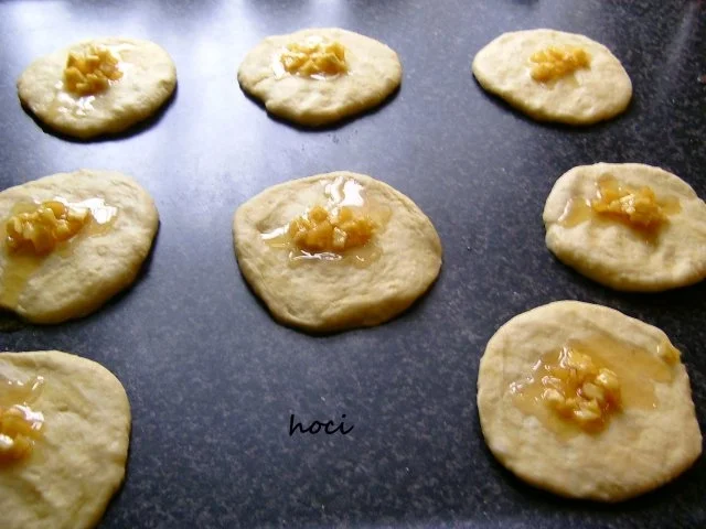 Rezept: Buchteln (Dampfnudeln) gefüllt mit Bratapfelmarmelade Bild Nr. 7 Buchteln (Dampfnudeln) gefüllt mit Bratapfelmarmelade - Rezept - Bild Nr. 7