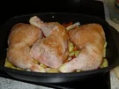 Hähnchenkeulen auf Gemüsebett im Bräter - Rezept