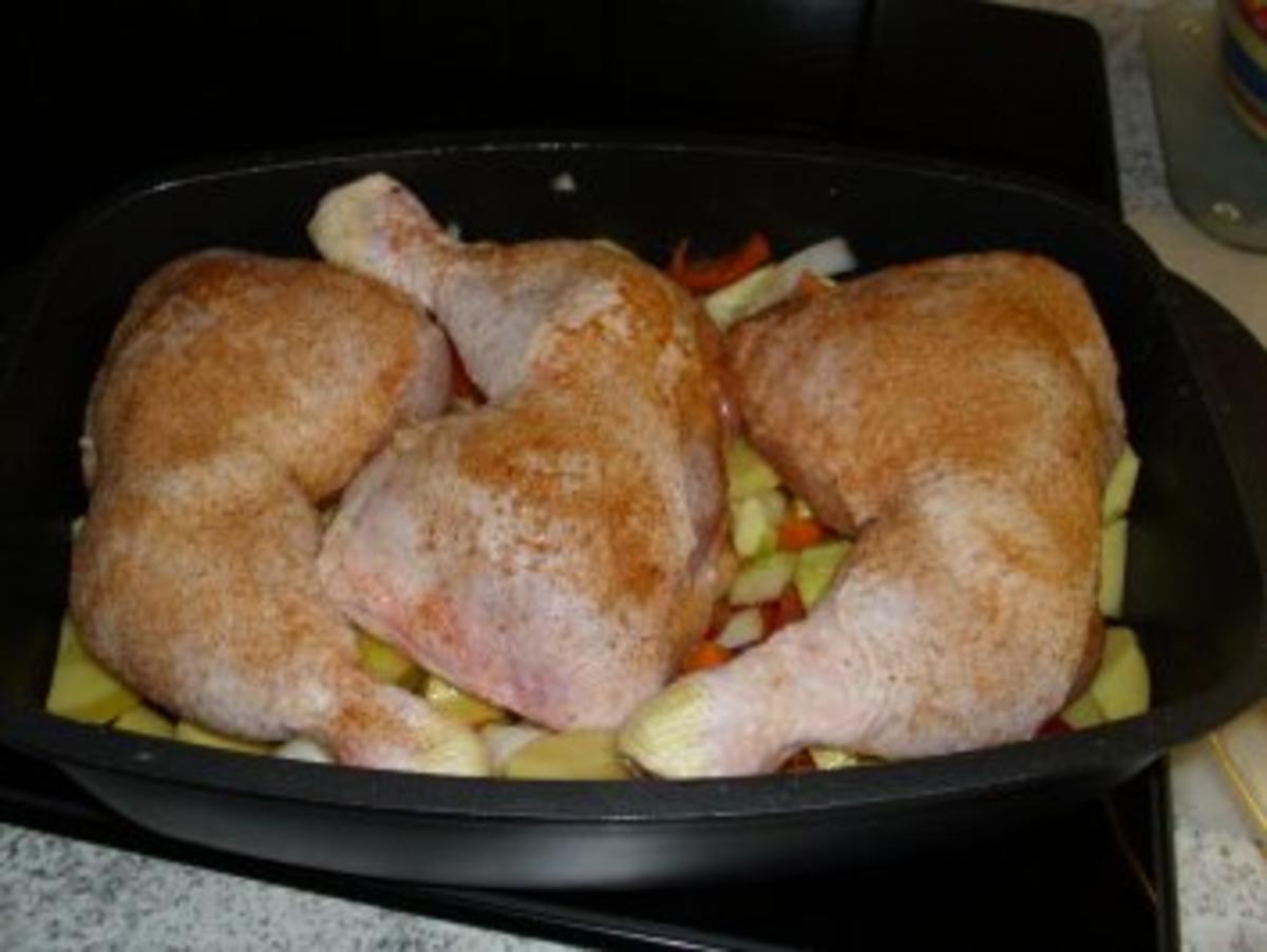 Hähnchenkeulen auf Gemüsebett im Bräter - Rezept - kochbar.de