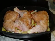 Rezept: Hähnchenkeulen auf Gemüsebett im Bräter Hähnchenkeulen auf Gemüsebett im Bräter - Rezept