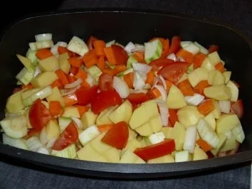 Rezept: Hähnchenkeulen auf Gemüsebett im Bräter Bild Nr. 2 Hähnchenkeulen auf Gemüsebett im Bräter - Rezept - Bild Nr. 2