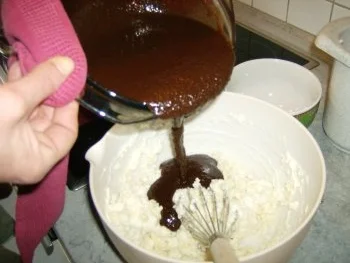 Rezept: Schokoladige Sachertorte Bild Nr. 7 Schokoladige Sachertorte - Rezept - Bild Nr. 7