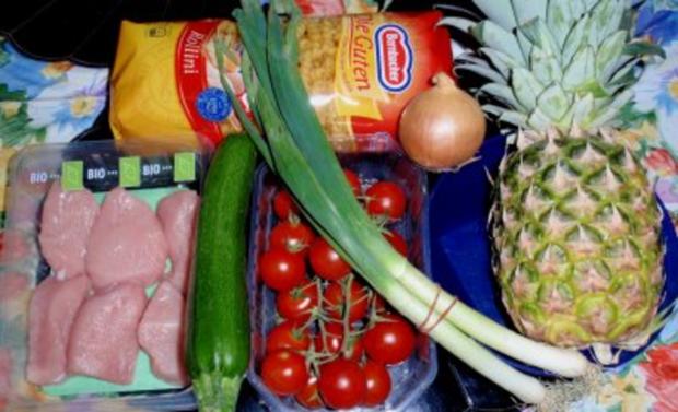 Fruchtige Hähnchen-Pfanne mit Spiralnudeln - Rezept - kochbar.de
