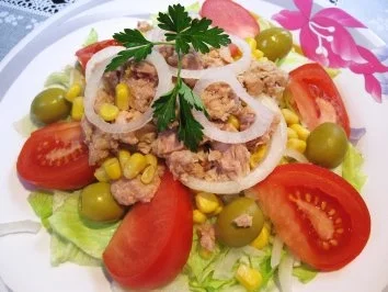 Rezept: Eisbergsalat mit viel Thunfisch Bild Nr. 2 Eisbergsalat mit viel Thunfisch - Rezept - Bild Nr. 2