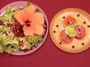 Erdbeerhühnchen auf frischem Salat mit Hibiscusblüten (Cosima Viola) - Rezept