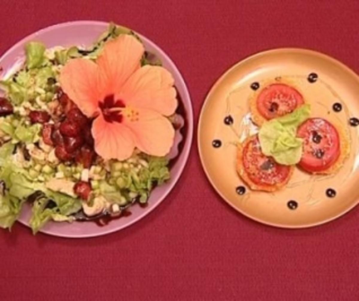 Bilder für Erdbeerhühnchen auf frischem Salat mit Hibiscusblüten (Cosima Viola) - Rezept